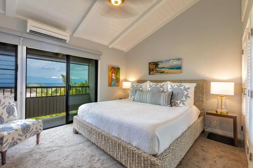 1 dormitorio con cama y ventana grande en Wailea Ekolu One Bedrooms by Coldwell Banker Island Vacations, en Wailea