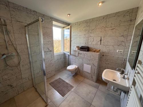 Ένα μπάνιο στο GROUP STAY VILLA - 40 Guests - PRIVATE POOL - TENNISCOURT - PRIVATE COOK - CONVERANCE ROOM villaitaly eu