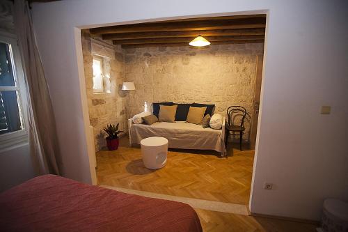 een slaapkamer met een bed in een kamer bij Rooms Livia in Trogir