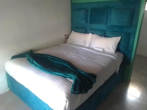 Voodi või voodid majutusasutuse Khanyisile guest house toas