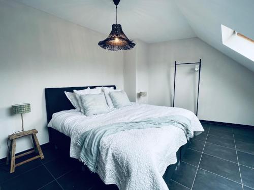 een slaapkamer met een groot bed en een blauwe vloer bij ZEN op Vakantie - Zen aan De Gavers in Onkerzele