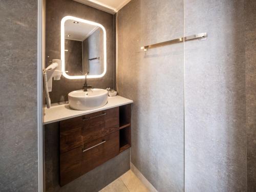 uma casa de banho com um lavatório e um espelho em Best Western Plus Hotel Restaurant Aduard em Aduard