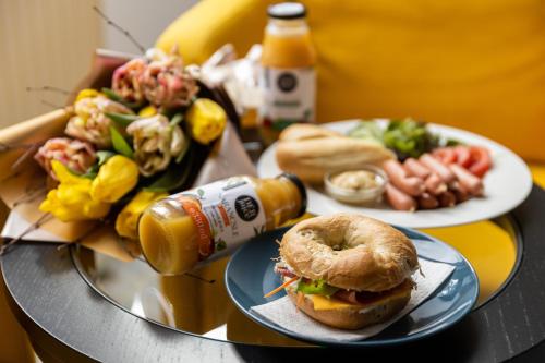 un tavolo con due piatti di cibo e un panino di Roomstore Studio Apartments a Eger