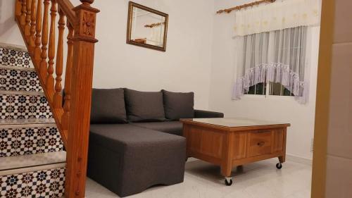 sala de estar con sofá y mesa en Villa Lenia, en Torrevieja