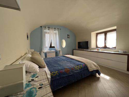 1 dormitorio con 1 cama, TV y 2 ventanas en Casale Mariscoli B&B, en Cava deʼ Tirreni