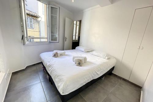 une chambre avec un lit avec deux serviettes dessus dans l'établissement Cannes Croisette Rue Meynadier Palais 1 mn Modern 1 BR by Olam Properties, à Cannes
