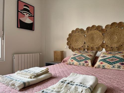 a bedroom with a bed with two towels on it at Apartamento a estrenar en Ribamontán al Mar in Hoznayo