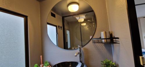 a bathroom with a sink and a mirror at Accommodatie in Eeserheide in De Pol