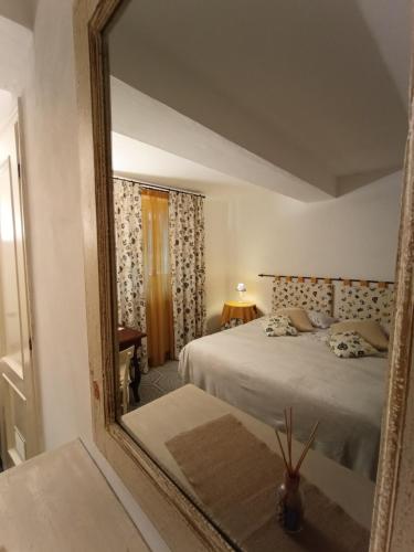 una camera da letto con un letto e un grande specchio di Appartamento in Santa Caterina a Siena