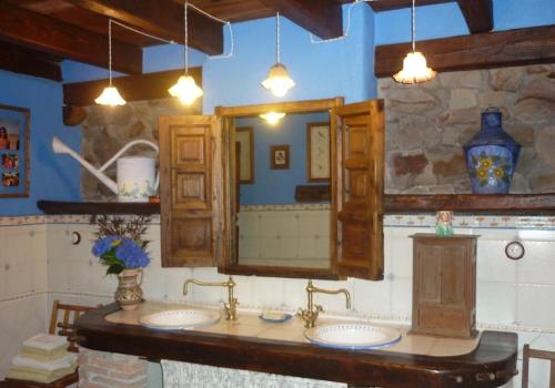 bagno con 2 lavandini e specchio di Precioso caserío con jardín a Bakio