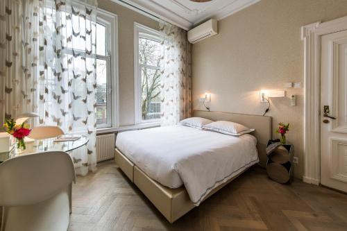 Postel nebo postele na pokoji v ubytování Amstel Corner Hotel