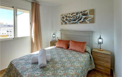 sypialnia z dużym łóżkiem i oknem w obiekcie Gorgeous Apartment In Sanlucar De Barrameda With Kitchen w mieście Sanlúcar de Barrameda