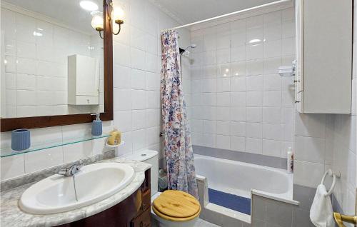 łazienka z umywalką, toaletą i wanną w obiekcie Gorgeous Apartment In Sanlucar De Barrameda With Kitchen w mieście Sanlúcar de Barrameda