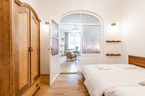 una camera con 2 letti e una sala da pranzo di Charming Apartment in Lesser Town a Praga