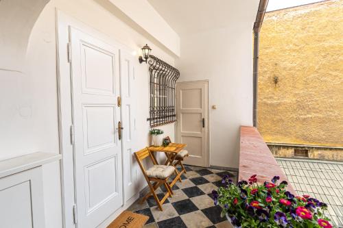 corridoio con porta, tavolo e sedia di Charming Apartment in Lesser Town a Praga