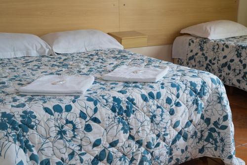 Una cama con dos toallas encima. en HOTEL TROPICAL en Curitiba