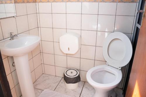 Vonios kambarys apgyvendinimo įstaigoje HOTEL TROPICAL