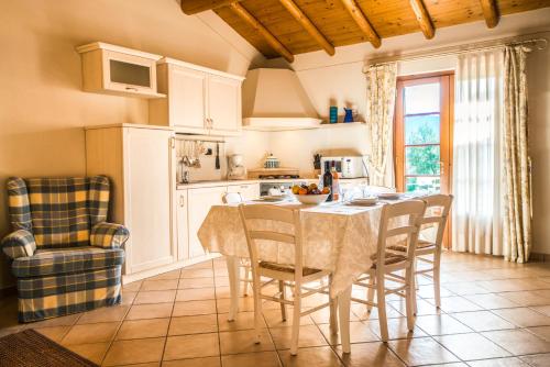 cocina con mesa y sillas en una habitación en Agriturismo Ca del Baldo, en Caprino Veronese