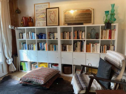 una estantería llena de libros en la sala de estar en Large Chalet Near Gorges du Verdon, en La Bastide
