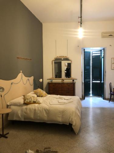 シラクーサにあるLa casa di Adeleのベッドルーム1室(ベッド1台、ドレッサー、鏡付)
