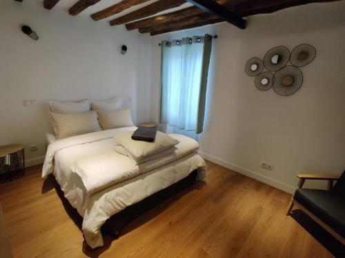 sypialnia z łóżkiem z laptopem w obiekcie Appartement proche DisneyLand et Paris w mieście Bussy-Saint-Georges