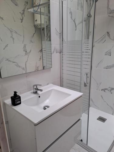 Phòng tắm tại Studio-appartement EL CHAPARRAL con hermosa vista y piscina