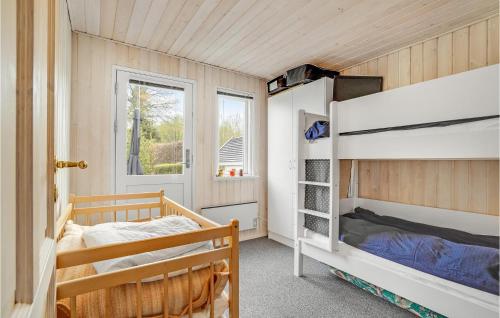 1 dormitorio con 2 literas y ventana en 2 Bedroom Nice Home In Fars, en Farsø