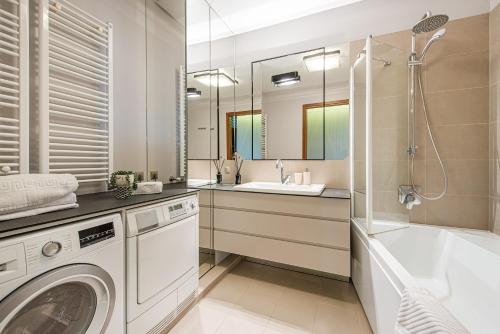 A bathroom at cohost I 2BD HighRise Apt, w-Balcony & AirConditioning, Great Views