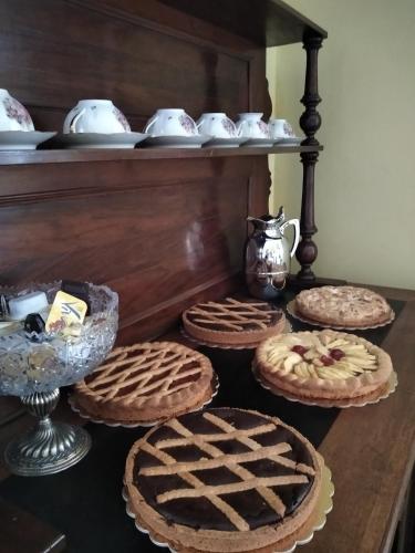 a table topped with trays of pies on a table at Villa Belvedere in Pieve Fosciana