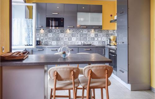 - une cuisine avec une table et deux chaises dans l'établissement Nice Home In Pléhédel With Wifi, à Pléhédel