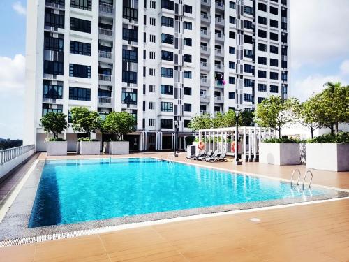 uma piscina em frente a um edifício alto em SkyView em Johor Bahru