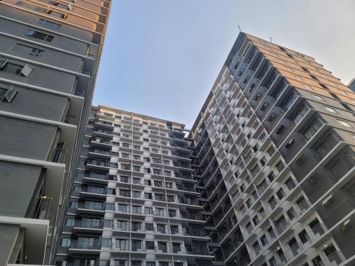 マニラにあるA&R Condo by the Bayの隣り合って建つ2つの高層ビル