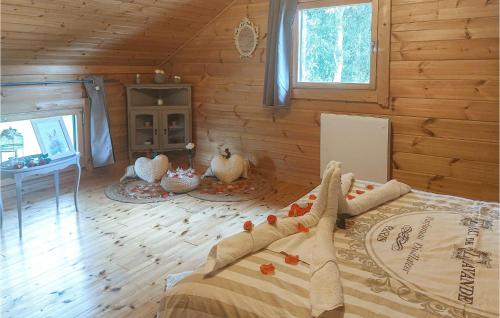 1 dormitorio con 1 cama en una cabaña de madera en Lovely Home In Bourbourg With Kitchen en Bourbourg