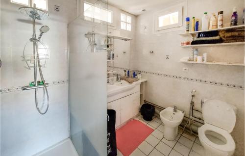 y baño con ducha, aseo y lavamanos. en 4 Bedroom Nice Home In Marcoing 