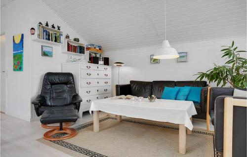 sala de estar con mesa y sofá en Awesome Home In Glesborg With Wifi en Glesborg