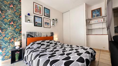 1 dormitorio con 1 cama en blanco y negro en LE COSY Canet - Studio 2 personnes à 30m de la plage, wifi fibre clim netflix en Canet-en-Roussillon