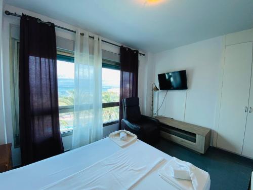 a bedroom with a white bed and a window at Mar Azul in La Manga del Mar Menor