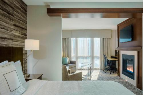 Habitación de hotel con cama y chimenea en Fairfield by Marriott Waterbury Stowe en Waterbury