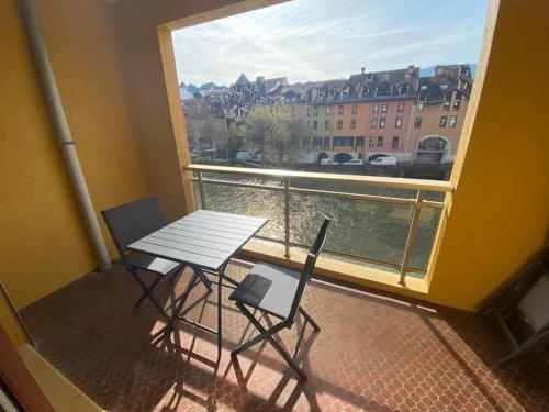 Quai des Cordeliers, balcon et vieille ville