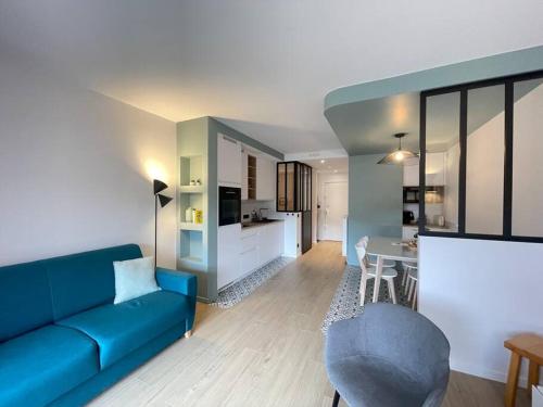 un salon avec un canapé bleu et une table dans l'établissement Quai des Cordeliers, balcon et vieille ville, à Annecy