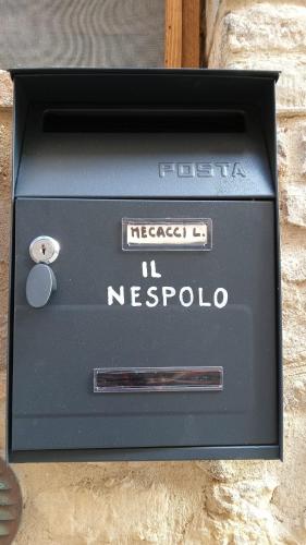 a black box with a message in a n escoda at Appartamento Il Nespolo in San Gimignano