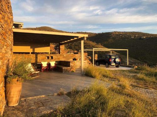 un garaje con un coche aparcado bajo un techo en Authentic Kea island house, en Otziás