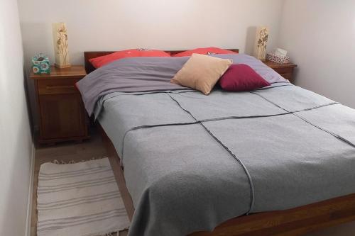 łóżko z dwoma poduszkami w sypialni w obiekcie Apartament Zimorodek Krościenko nad Dunajcem w Krościenku