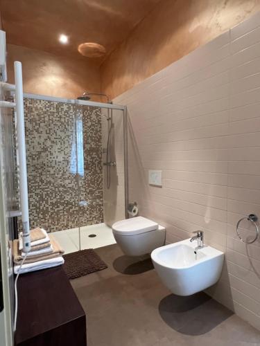 W łazience znajduje się toaleta, umywalka i prysznic. w obiekcie B&B Villa Dall'Agnola w mieście Garda