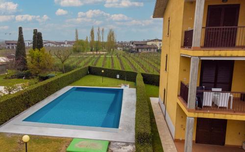 ein Pool in einem Hof neben einem Gebäude in der Unterkunft Apollo's Apartment in Sirmione