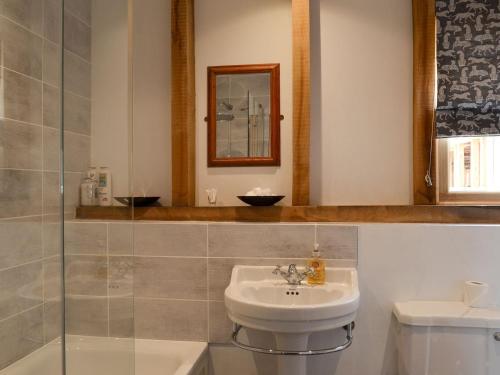 uma casa de banho com um lavatório, um WC e um espelho. em Little Barn - Ukc2539 em Fordingbridge