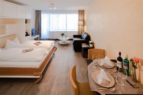 um quarto de hotel com uma cama e uma sala de estar em Top Appartements Roth am Strande em Westerland