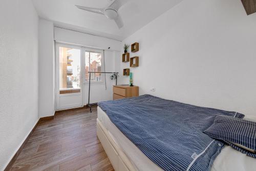トレビエハにあるBergantin Sea View Apartmentの白いベッドルーム(ベッド1台、窓付)