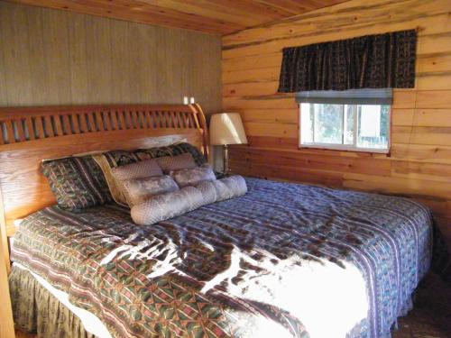 En eller flere senge i et værelse på Mowat Landing Cottages