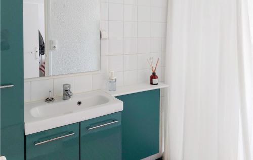 1 Bedroom Beautiful Apartment In Cucq في كوسيك: حمام مع حوض ومرآة